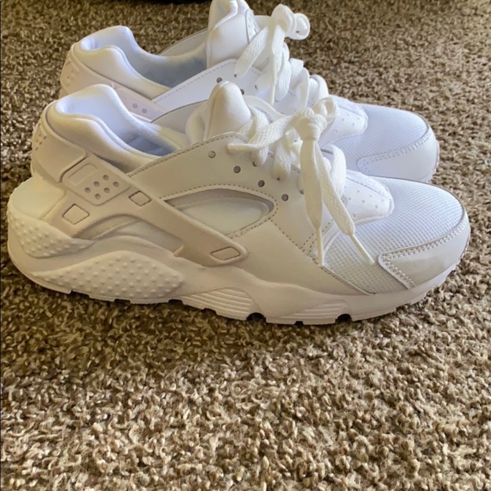 White Nike Huaraches (Boys Size 7Y)